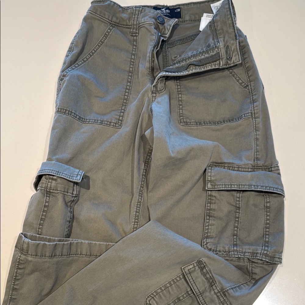 Hollister pants in dark khaki with pockets size 23R - good condition